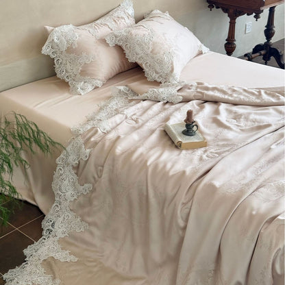Luxuriöses Satin-Bettwäscheset mit floraler Jacquard-Struktur und Spitzenbordüre
