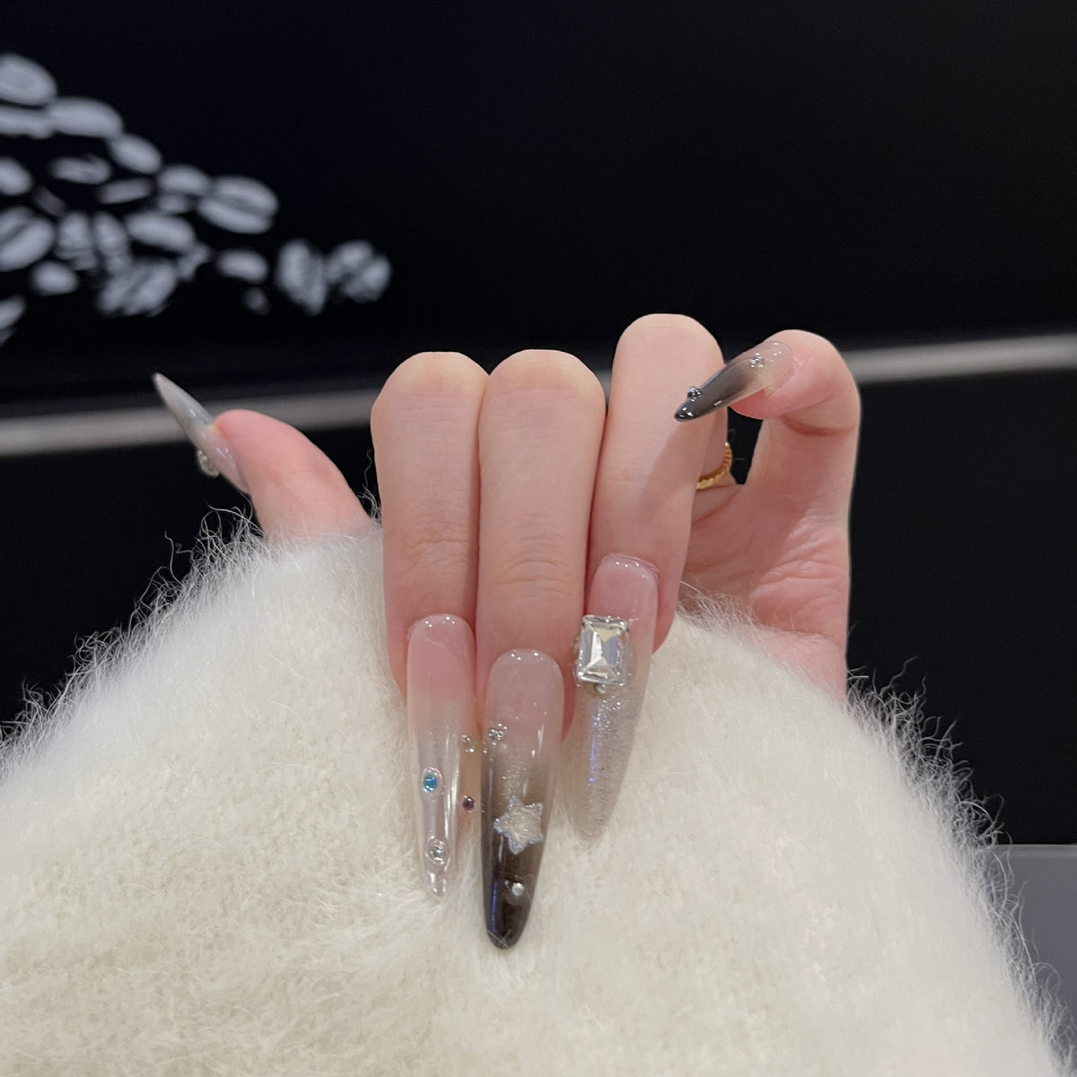 Künstlerisches Stiletto Press-On Nagelset mit dekorativen Rauten Brehn