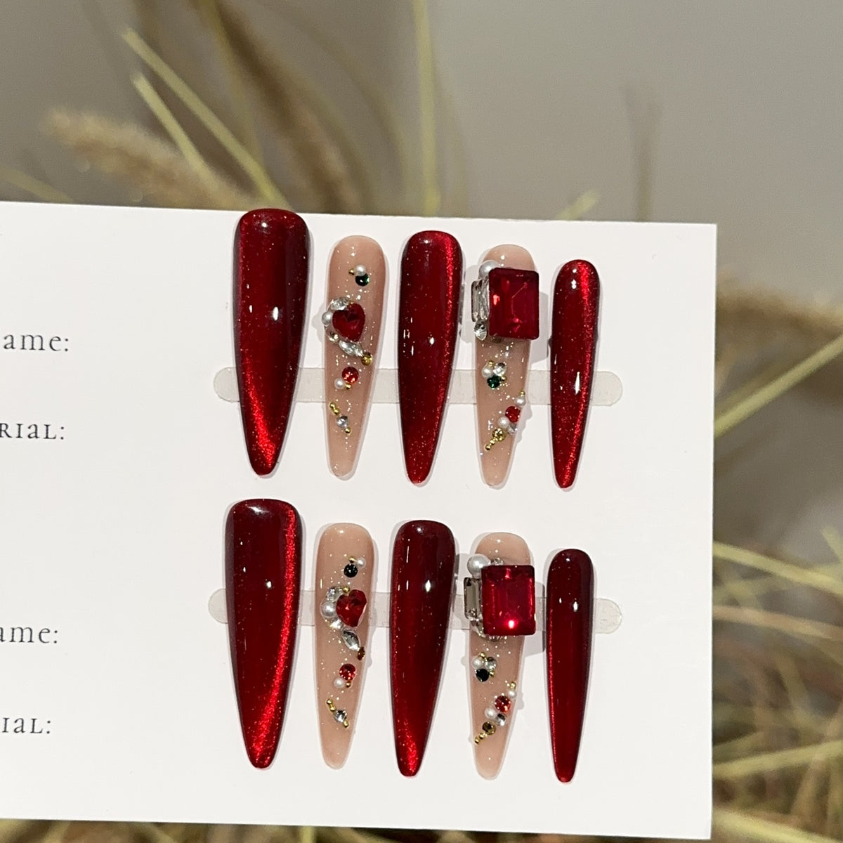 Glamouröses Press-On Nagelset mit dekorativen Akzenten