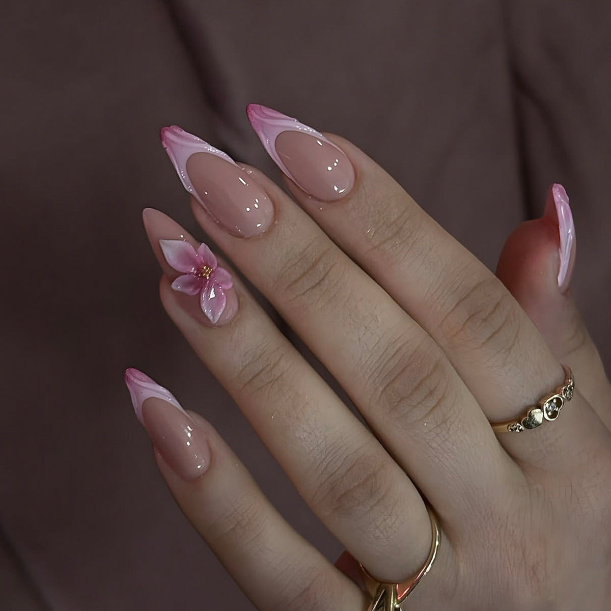 Kunstvolle Nagelverlängerungen mit Blumenakzenten Brehn
