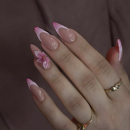 Kunstvolle Nagelverlängerungen mit Blumenakzenten Brehn