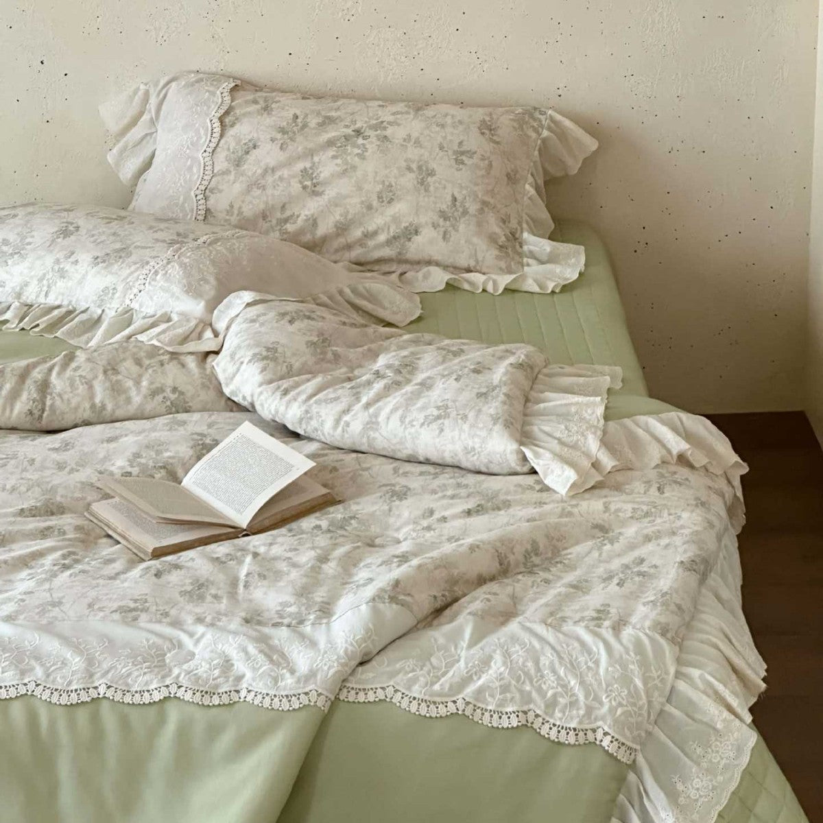 Romantische gesteppte Tagesdecke- und Bettwäscheserie mit Volant und floralem Leinenlook