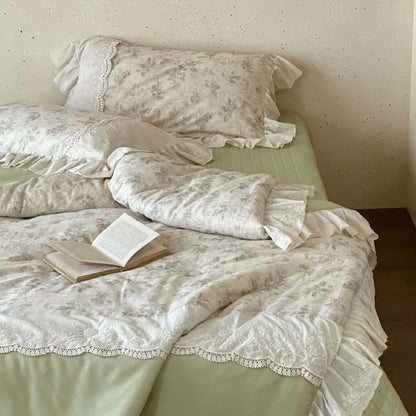 Romantische gesteppte Tagesdecke- und Bettwäscheserie mit Volant und floralem Leinenlook