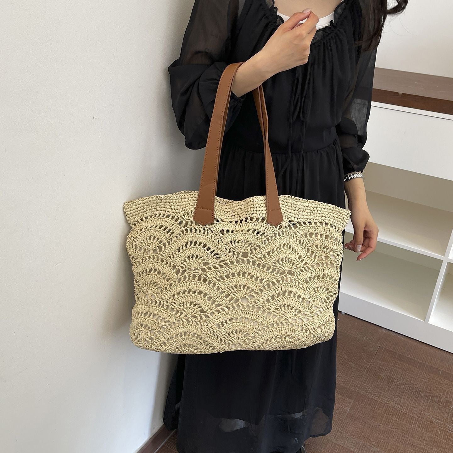 Handtasche Aus Hochwertigem Geflochtenem Naturmaterial mit Eleganten Ledergriffen Brehn