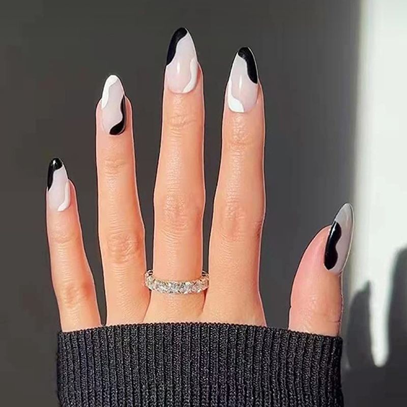 Stylisches Press-On-Nagelset mit schimmerndem Finish Brehn