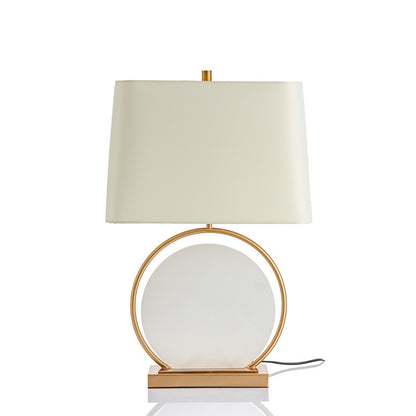 Moderne Tischlampe mit runder Basis und Stoffschirm