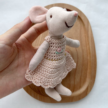 Handgefertigte Leinenmaus-Puppe mit gehäkeltem Kleid und gesticktem Gesicht