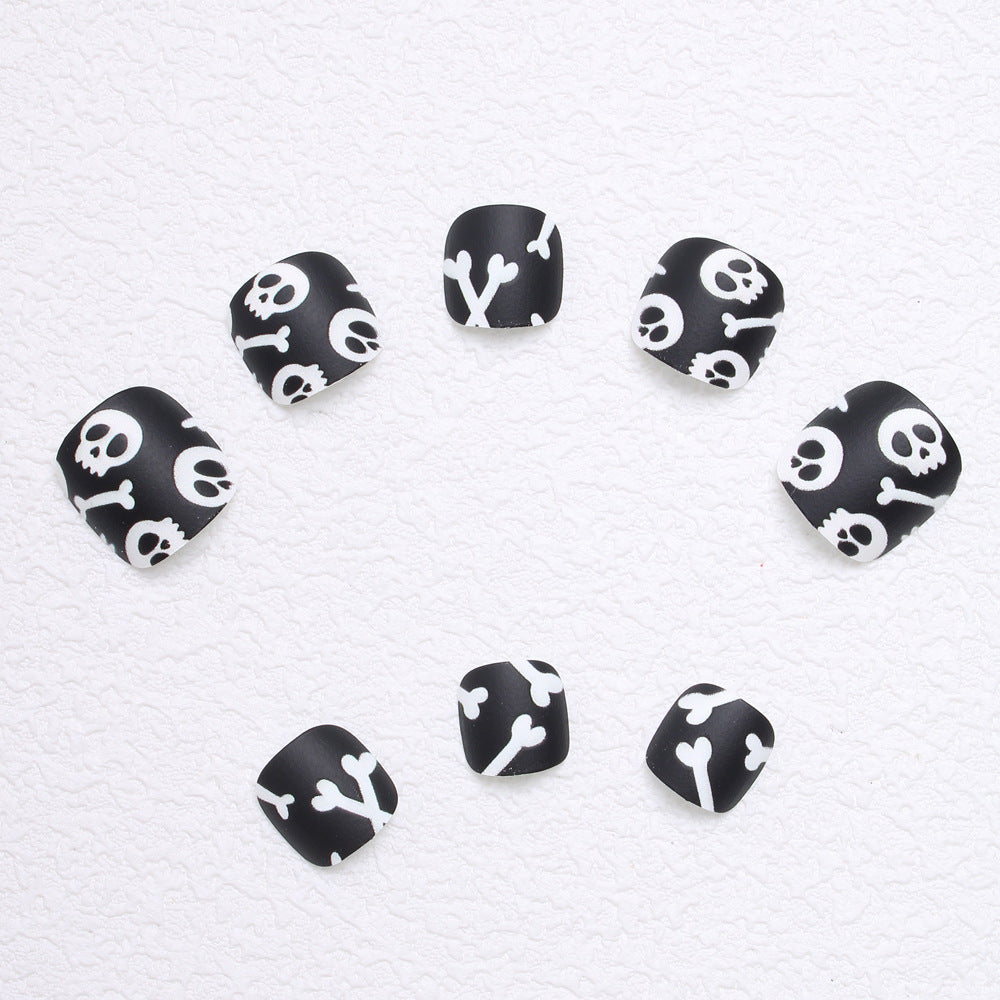 Fußnagel Kunstset mit kreativen Totenkopf- und Knochenmotiven Brehn