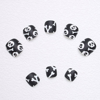 Fußnagel Kunstset mit kreativen Totenkopf- und Knochenmotiven Brehn