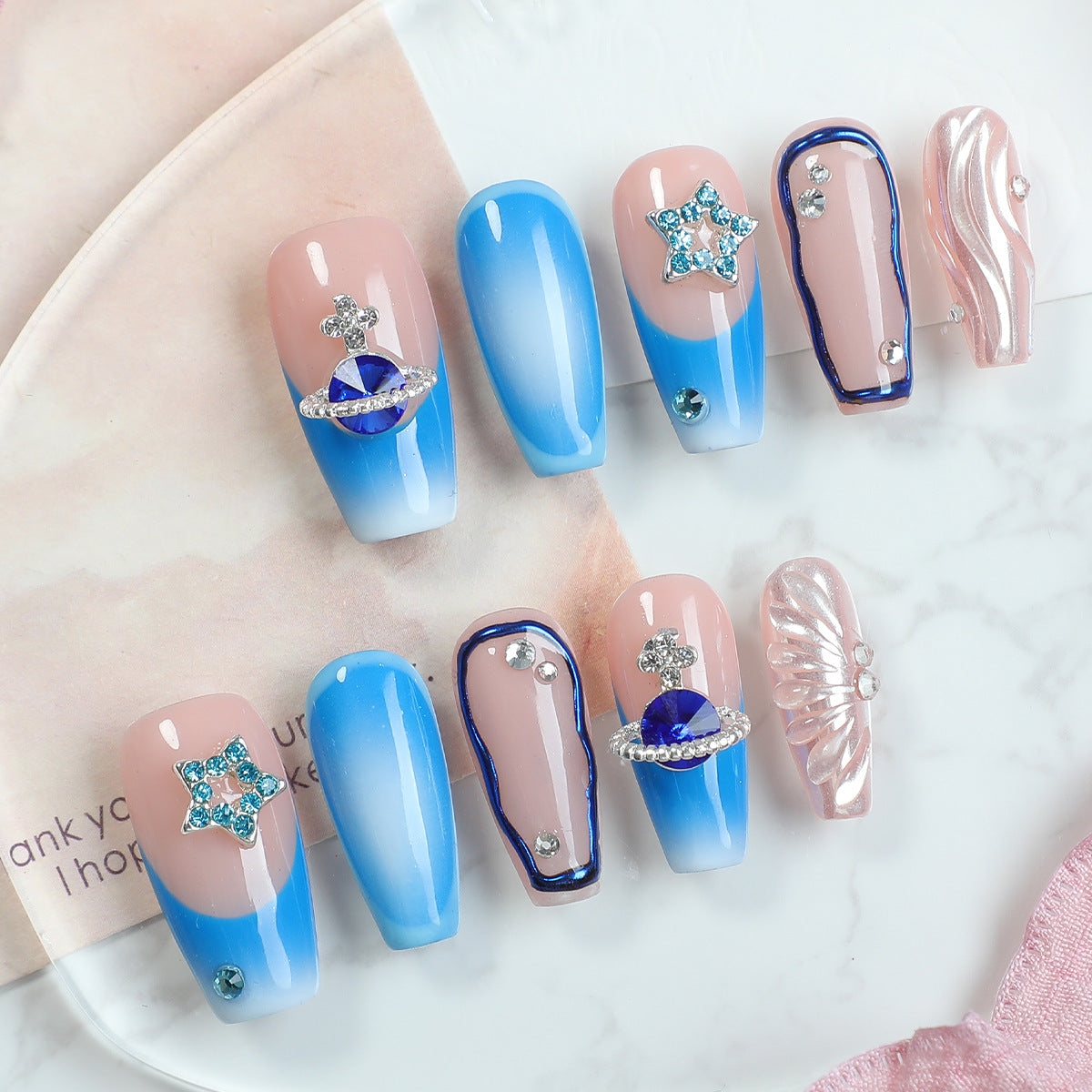 Elegantes Kunstnagelset mit zarten Ombre-Effekten und funkelnden Details Brehn