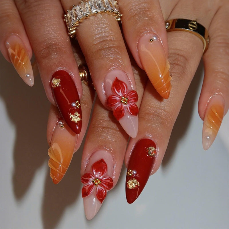 Kunstnagelset mit eleganten floralem Design und schimmernden Akzenten Brehn