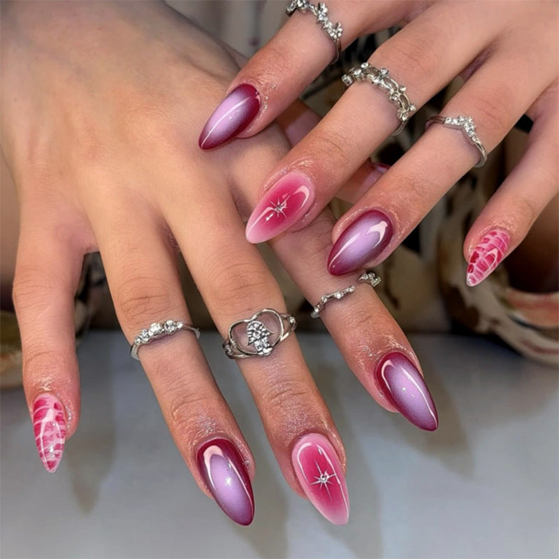 Kunstvolle Stiletto-Nägel mit eleganten Farbverlauf und filigranen Akzenten Brehn