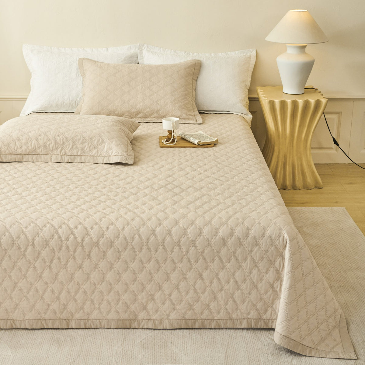 Gepatchtes Bettüberwurf-Set mit Rauten-Matelassé-Textur und maßgeschneidertem Saum