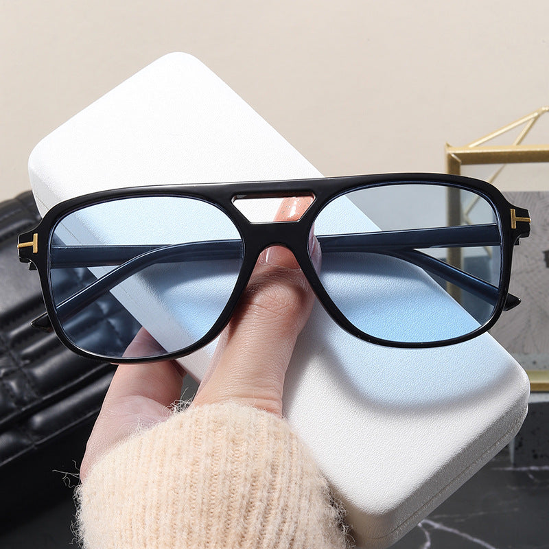 Damen modische Brille mit feinem Rahmen und strengen Konturen Brehn