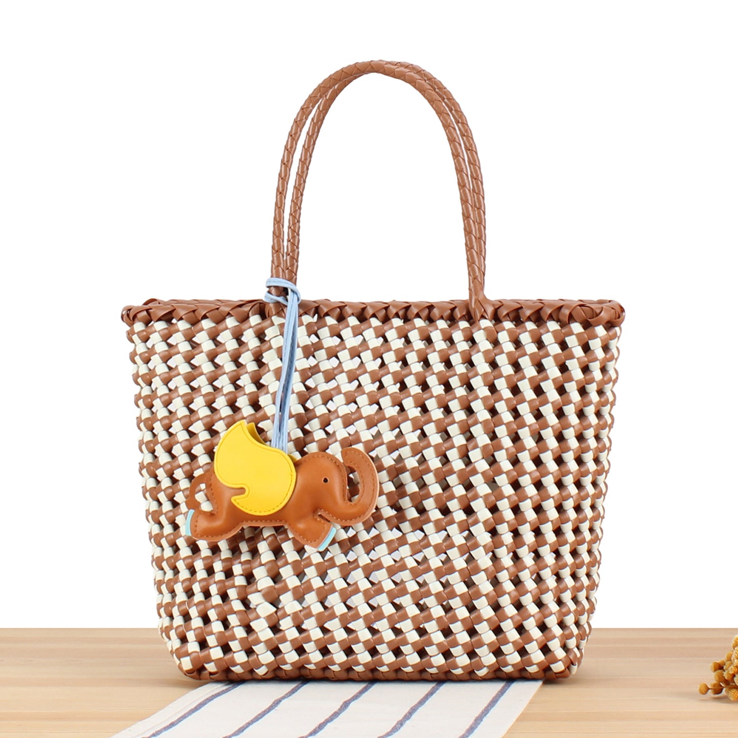 Kreative Basttasche mit Verspieltem Elefantenschmuck Brehn