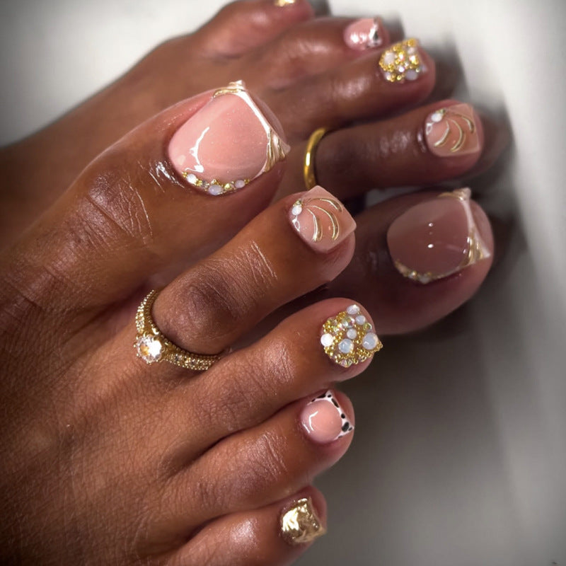 Kunstvolle Fußnagelverzierung mit elegantem Goldakzent Brehn