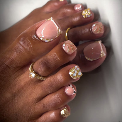 Kunstvolle Fußnagelverzierung mit elegantem Goldakzent Brehn