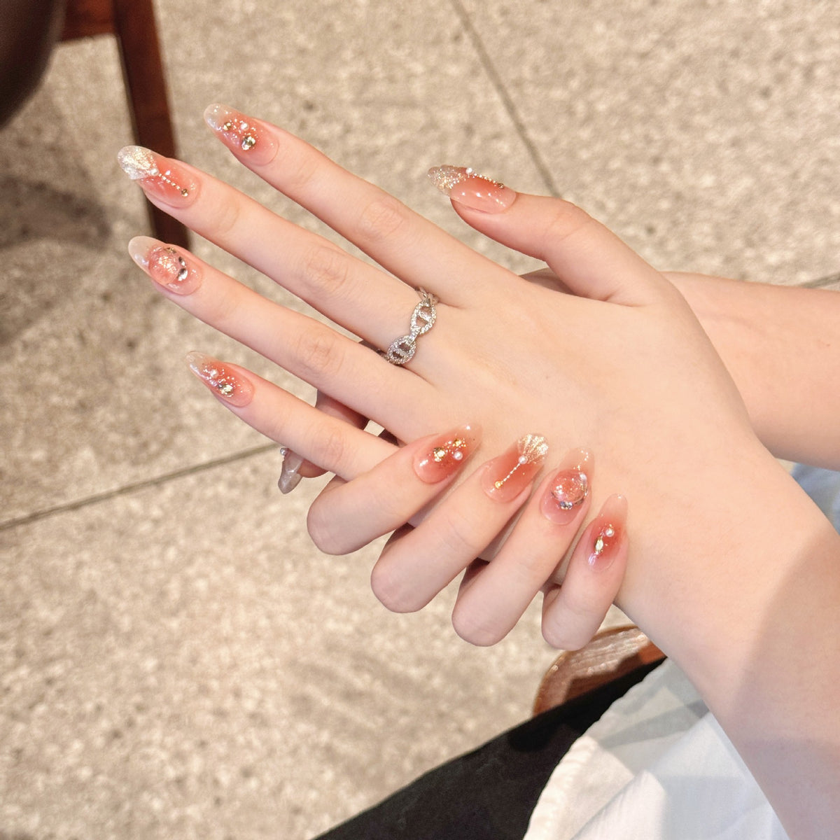 Dekorativer Press-On Nagelkunstset mit glamourösen Perlen- und Goldakzenten