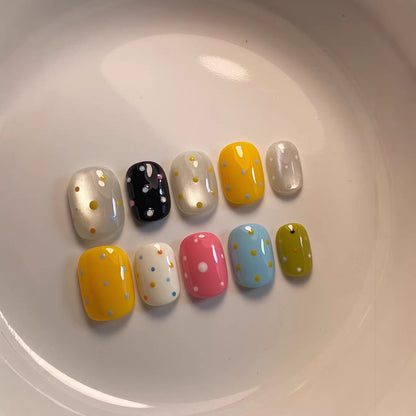 Künstlerisches Press-On Nagelset mit bunten Punktmustern