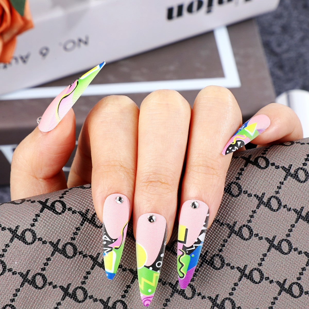 Kunstnagelset im kreativen modernen Design Brehn