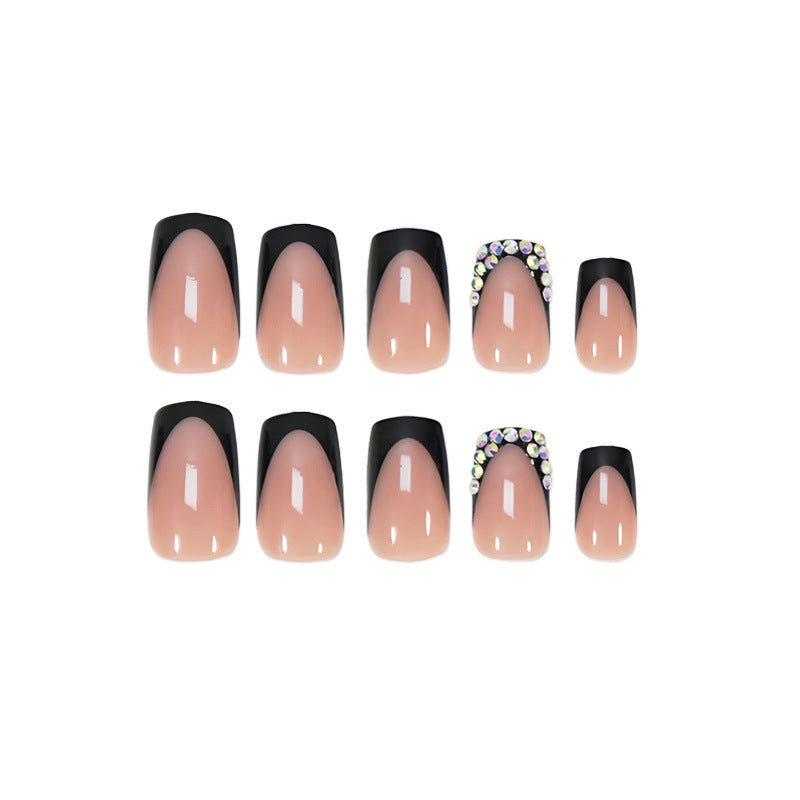 Kunstnagelset mit eleganten Schwarz-Spitzen und funkelnden Akzenten Brehn