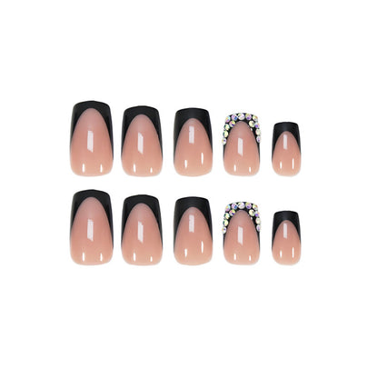 Kunstnagelset mit eleganten Schwarz-Spitzen und funkelnden Akzenten Brehn