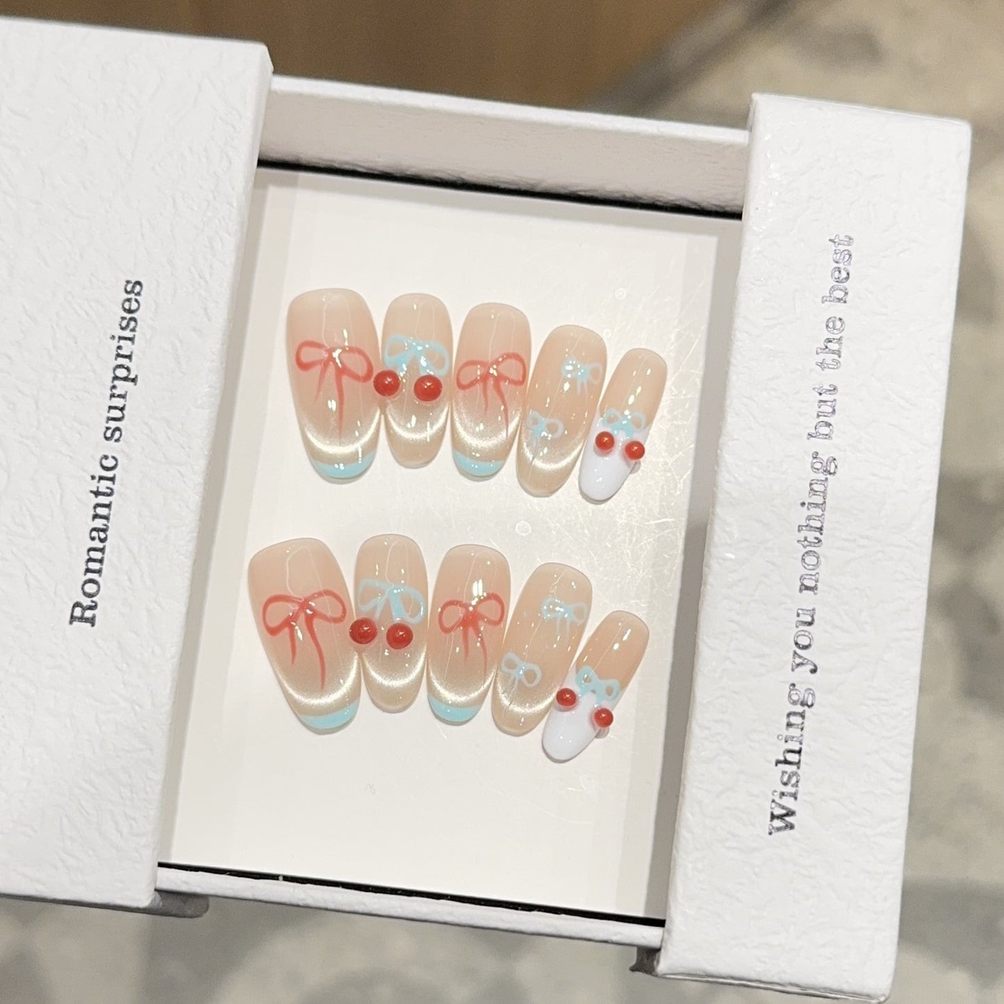 Künstliche Nagelspitzen mit Romantischen Schleifen- und Kirschenmotiven Brehn