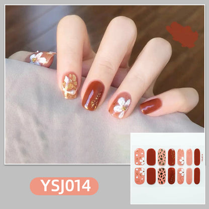 Kunstvolle Nagelverzierung mit Glitzerdetails Brehn
