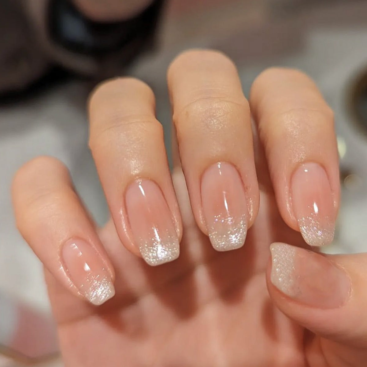 Kunstnagelset mit Ombre-Effekt und Glitzerakzenten Brehn
