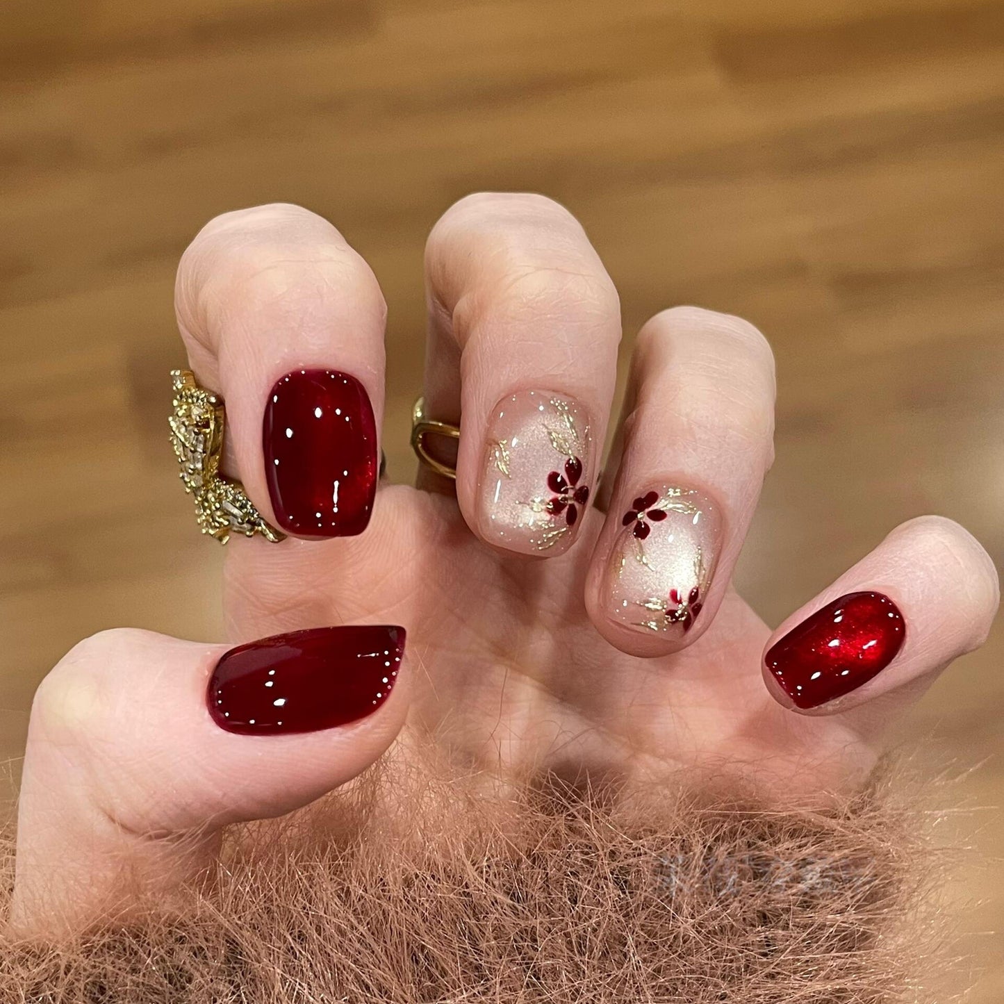 Kunstnägel mit Eleganten Floral- und Glitzermotiven Brehn