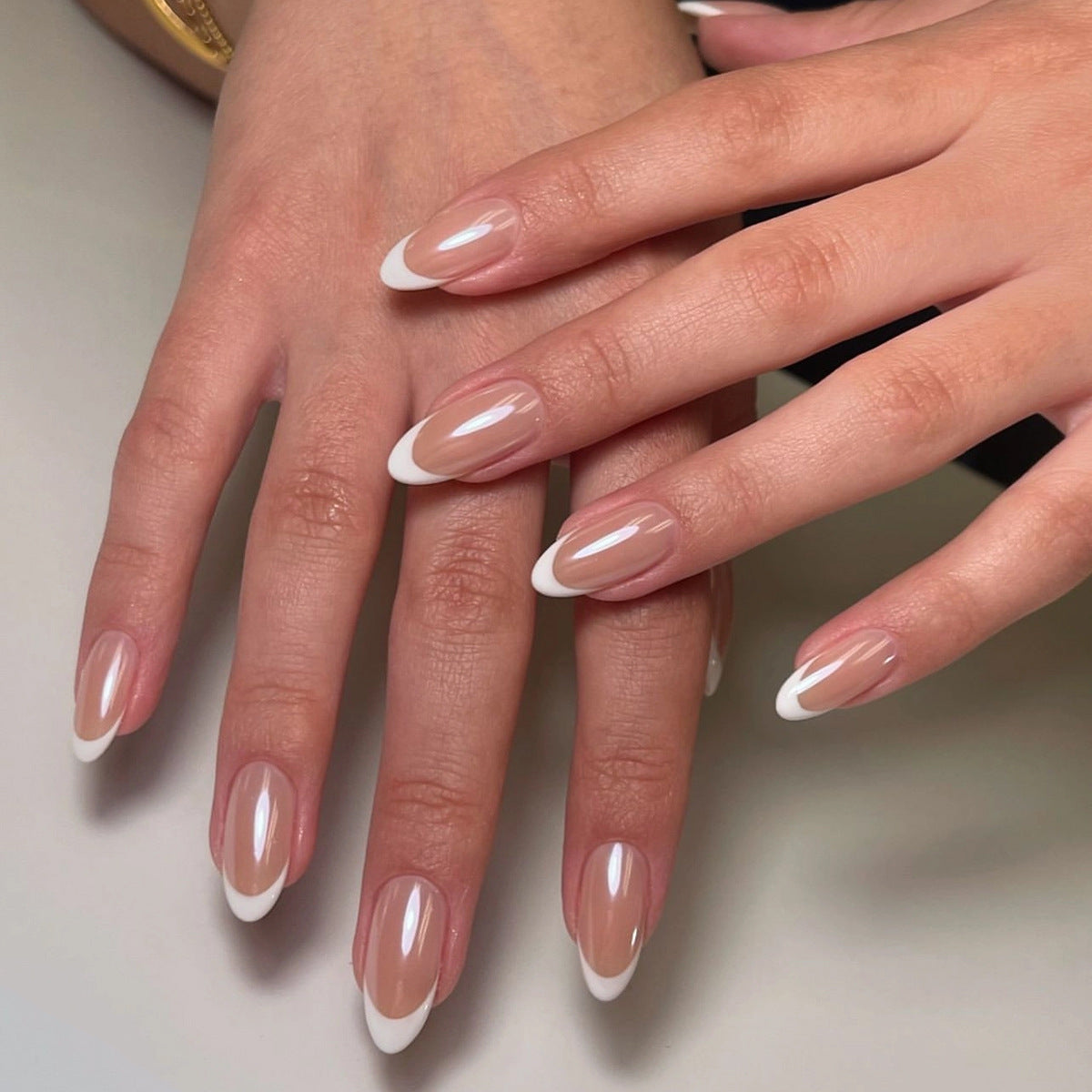 Kunstvolle Gel-Nägel mit elegantem French-Tip Design Brehn