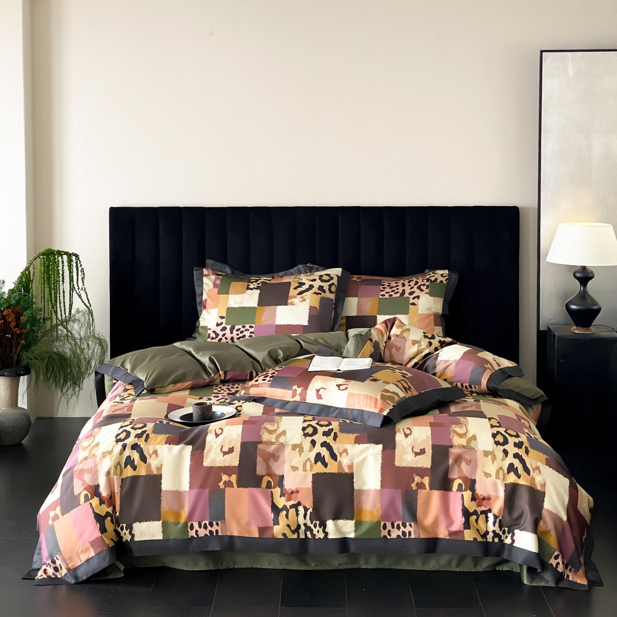 Bettwäsche-Garnitur aus seidig-glänzendem Baumwollsatin mit Patchwork- und Leopardenprint