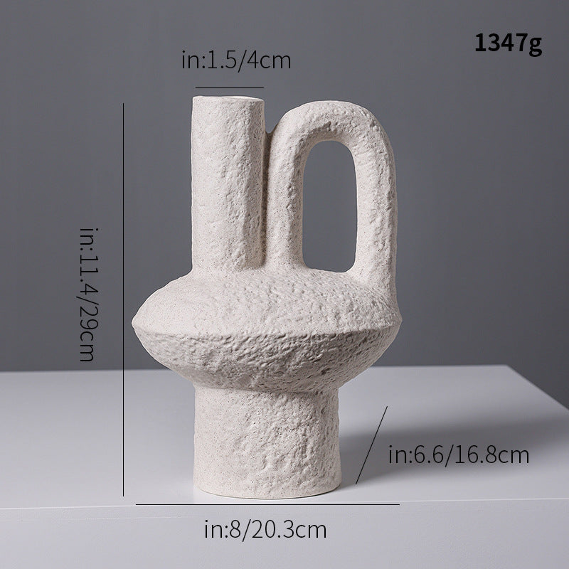 Abstrakt geformte dekorative Keramikvase