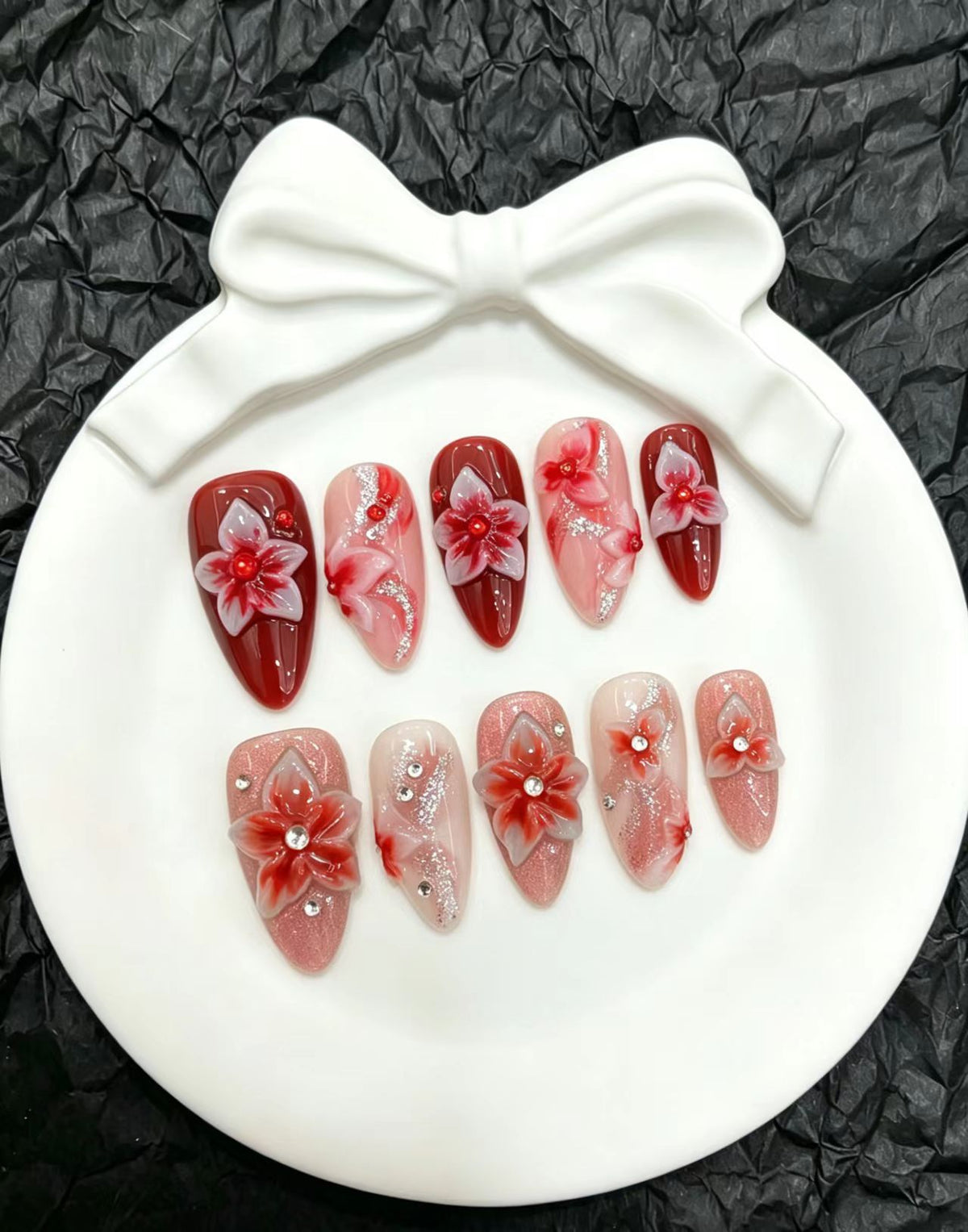 Dekoratives Press-On Nagelkunst-Set mit floralen und verspielten Designs