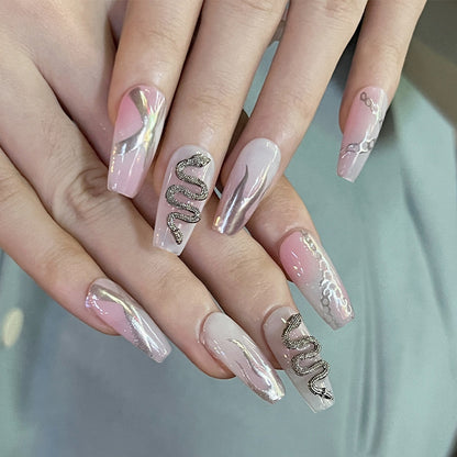 Kunstvolle Nagelverlängerungen mit Schlangen-Design Brehn