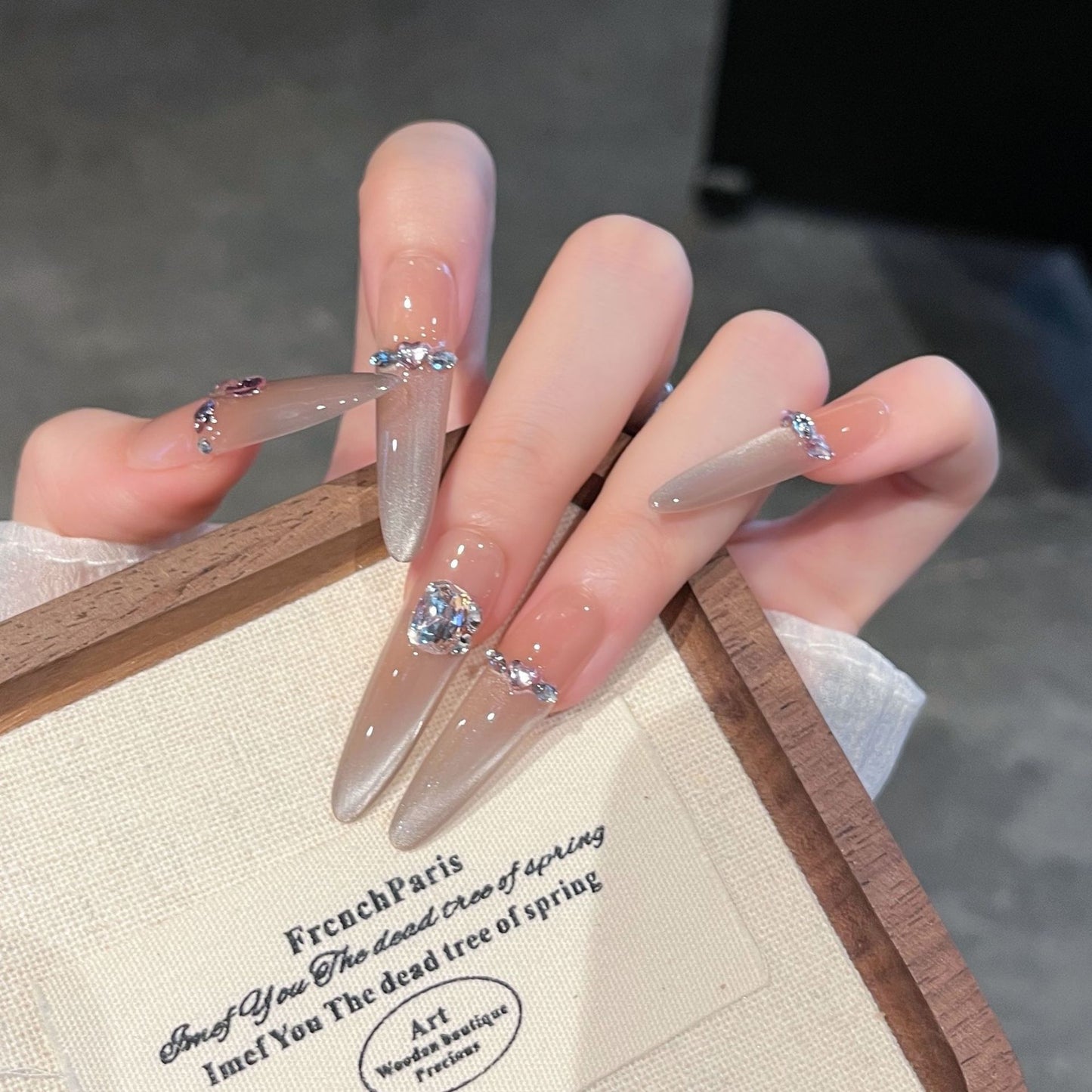 Künstlerische mit Strass besetzte Press-On Nagelverlängerungen Brehn
