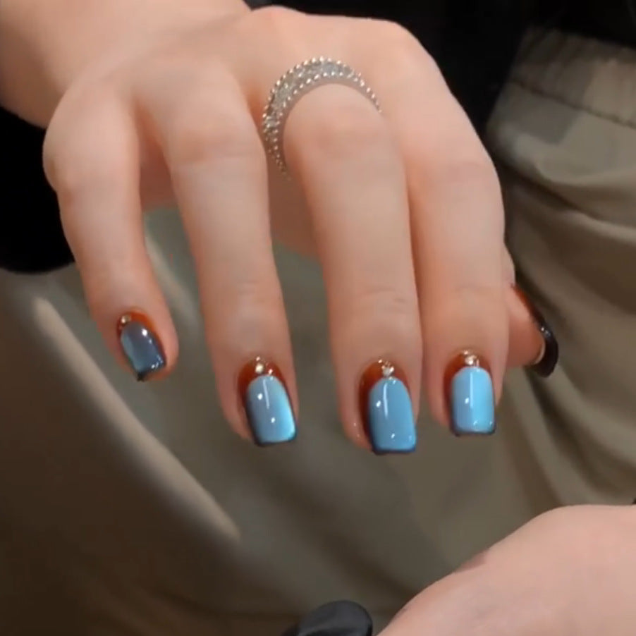Kreative Nagelspitzen mit Glanzeffekten Brehn
