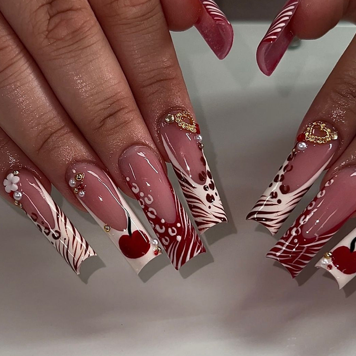 Dekorative Lange Press-On Nagelkunst mit Edelsteinakzenten Brehn