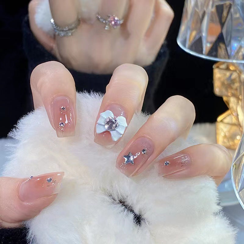 Kunstvolle Nagelspitzen mit floralen und glitzernden Akzenten Brehn
