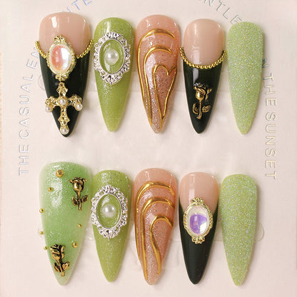 Kunstnagelset mit luxuriösen Verzierungen Brehn