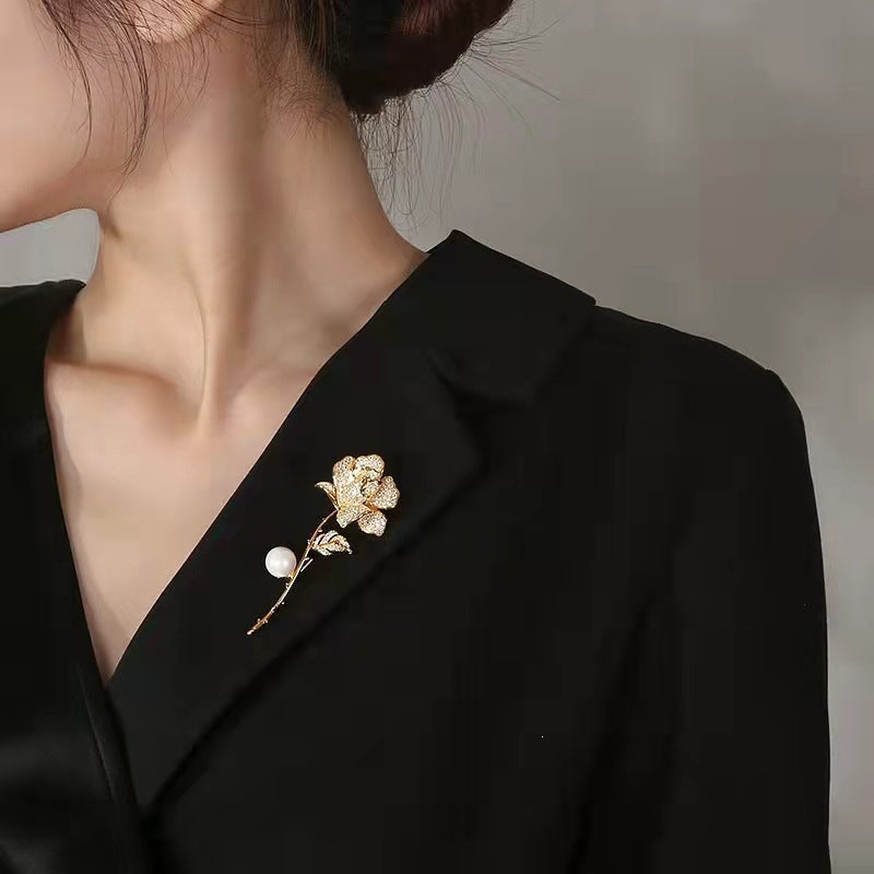 Elegante Brosche In Blumenform mit Strass und Perle Brehn