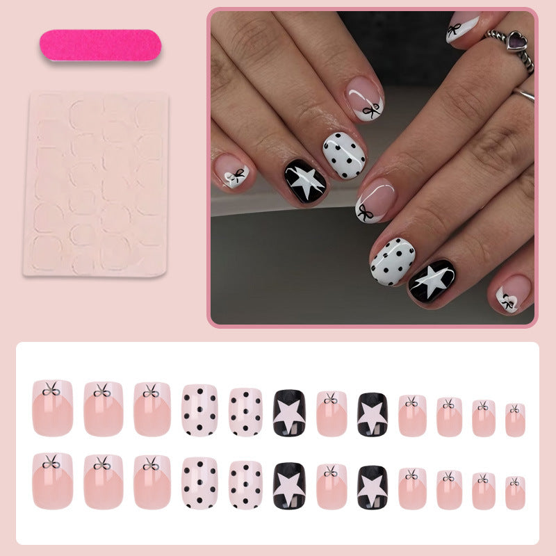 Kunstnagelset mit verspielten Punkten und Sternenmotiven Brehn