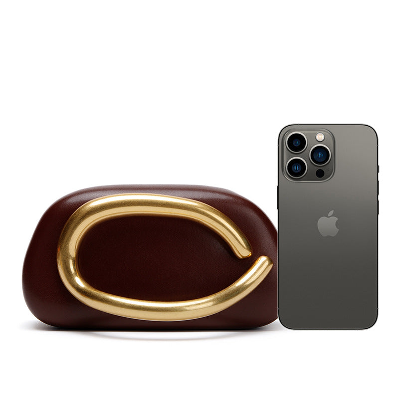 Statement Clutch mit skulpturalem Griff Brehn
