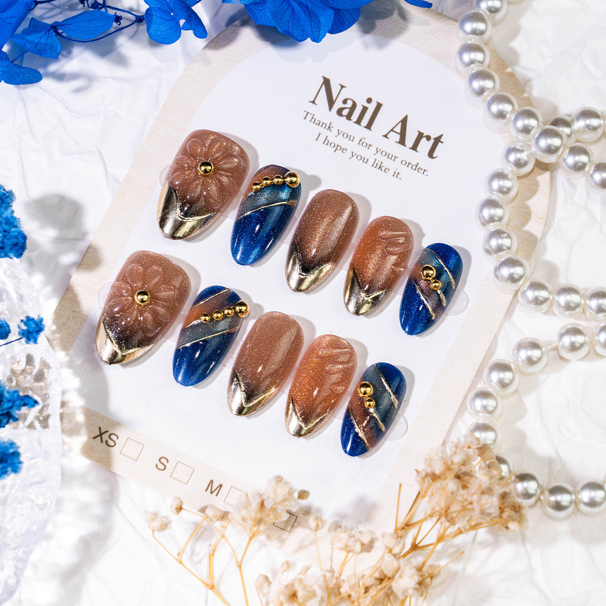Künstlerisches Press-On Nagelkunst Set mit goldenen Akzenten