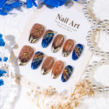 Künstlerisches Press-On Nagelkunst Set mit goldenen Akzenten