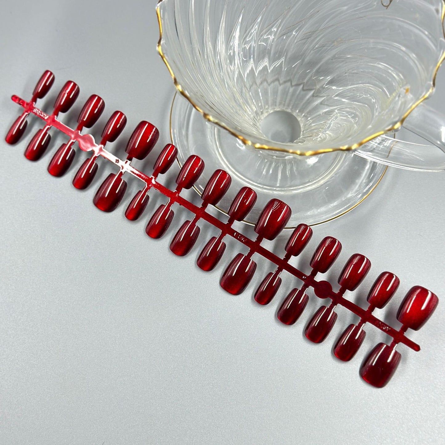 Glänzende rote Press-On-Nagelset Brehn