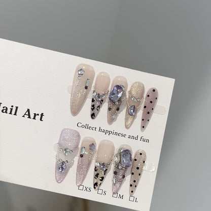 Elegantes Glamouröses Press-On Nagelkunst-Set mit verschiedenen Verzierungen