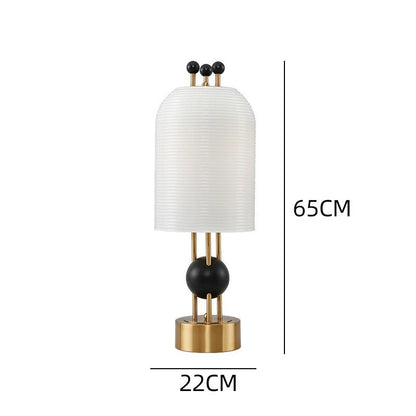 Moderne dekorative Tischlampe mit geometrischem Design