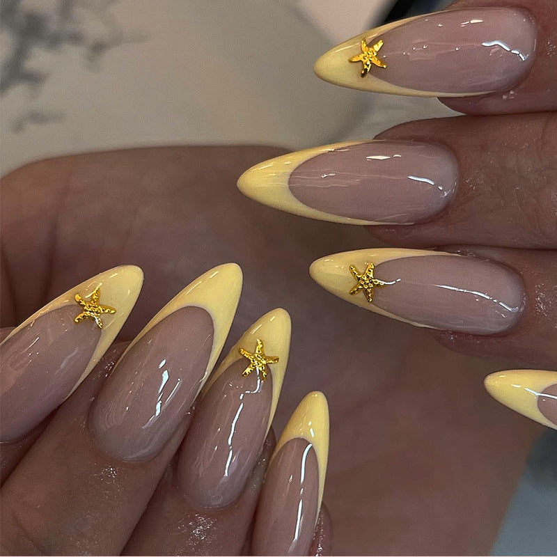 Kunstnagelset mit eleganten Spitzer und goldenen Details Brehn