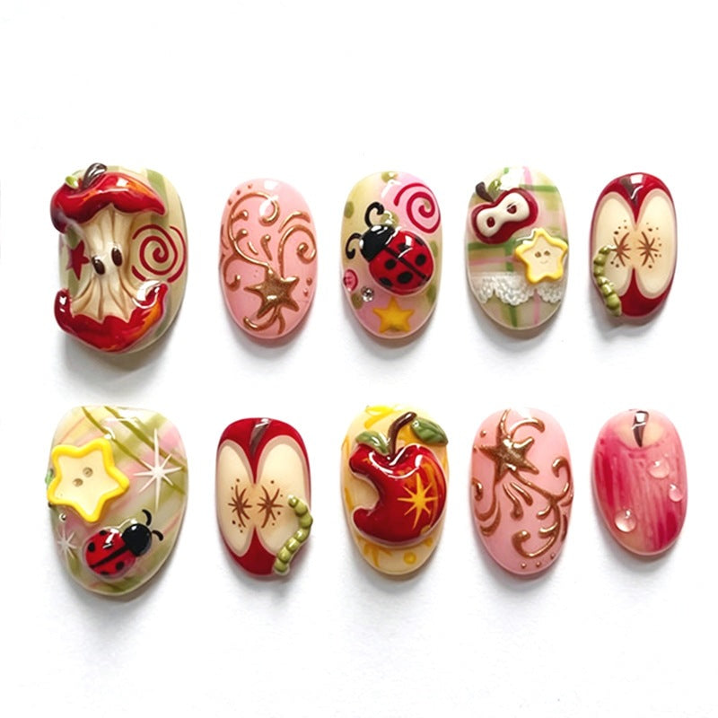 Kreatives Kunstnagelset mit verspielten Motiven und Glitzerakzenten Brehn